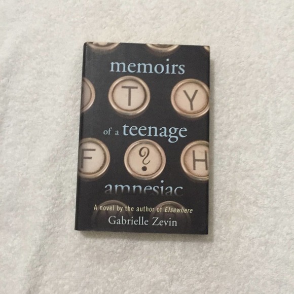 Memoirs of a Teenage Amnesiac - Hardcover Book - Picture 1 of 7